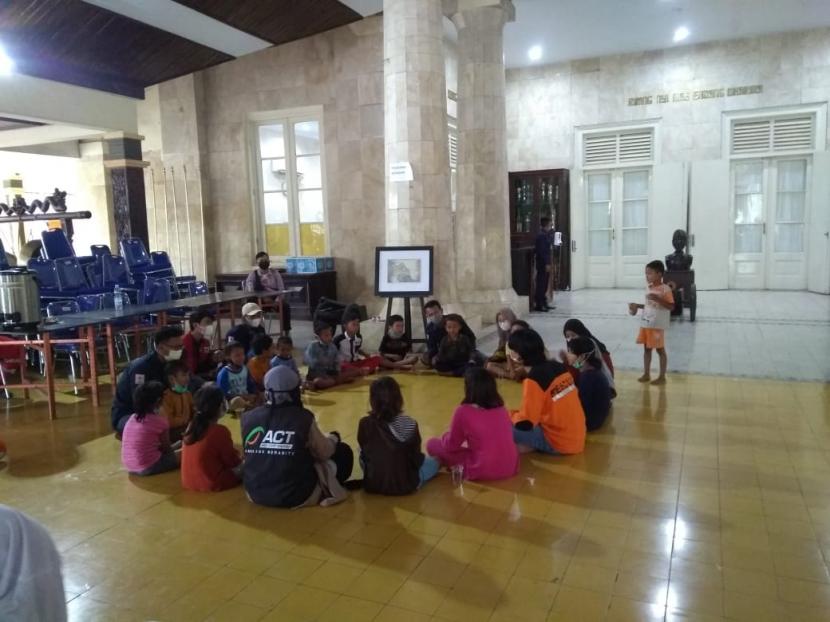 Anak-anak terdampak ledakan Kilang Pertamina Balongan mengikuti trauma healing yang diberikan relawan ACT dan PMI, di Pendopo Kabupaten Indramayu, Senin (29/3)