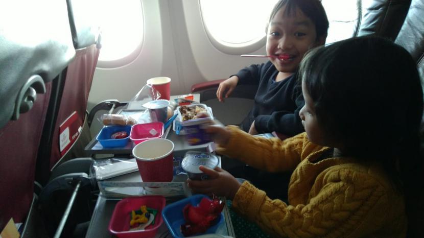 Anak-anak travel writer Olenka Priyadarsani saat bepergian menggunakan pesawat. Menurut psikolog, seorang ibu diharapkan sudah menyiapkan situasi yang akan dihadapi buah hati saat di pesawat, termasuk posisi duduknya.  