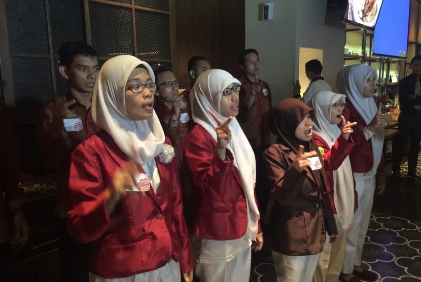 Anak-anak tuna rungu dari Panti Asuhan Bambu Apus menyanyikan lagu Sempurna,  d'Masiv di acara Kafe Solidaritas yang digagas Partai Solidaritas Indonesia. 