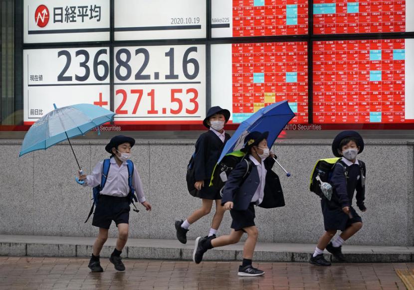 Anak-anak usia sekolah di Jepang (ilustrasi). Pemerintah Jepang menyusun rencana baru  untuk meningkatkan pengasuhan anak selama tiga tahun mendatang pada Jumat (31/3/2023). Tindakan ini untuk membendung penurunan angka kelahiran yang tiada henti di negara itu.