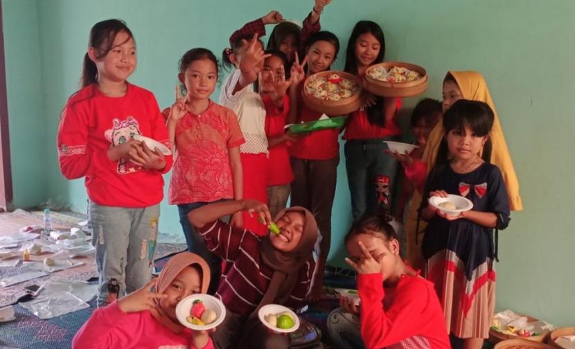 Anak-anak yang ikut serta dalam event Imlek di Desa Mandarin, Kecamatan Wonotunggal, Kabupaten Batang. 