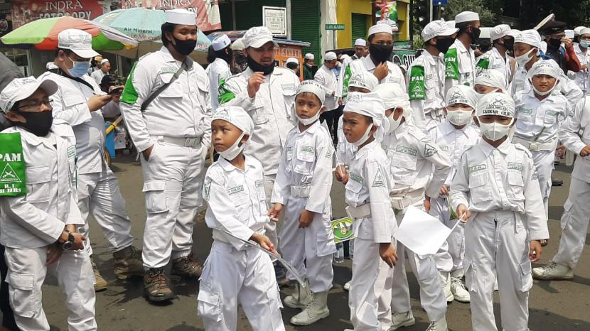 Anak-anak yang mengenakan seragam Laskar Pembela Islam sedang menanti kepulangan Habib Rizieq Shihab di Petamburan, Tanah Abang, Jakarta Pusat, Selasa (10/11). 