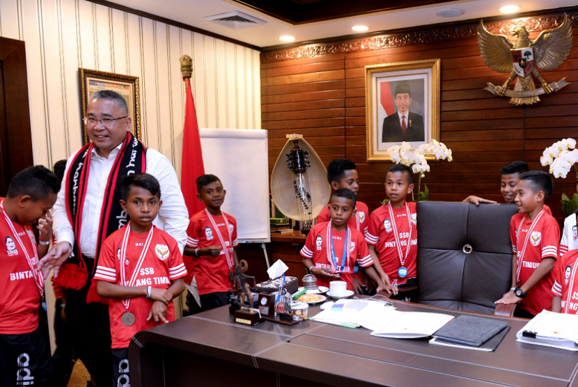 Anak-anak yang tergabung dalam Laskar Perbatasan di ruang kerja Mendes PDTT Eko Putro Sandjojo.