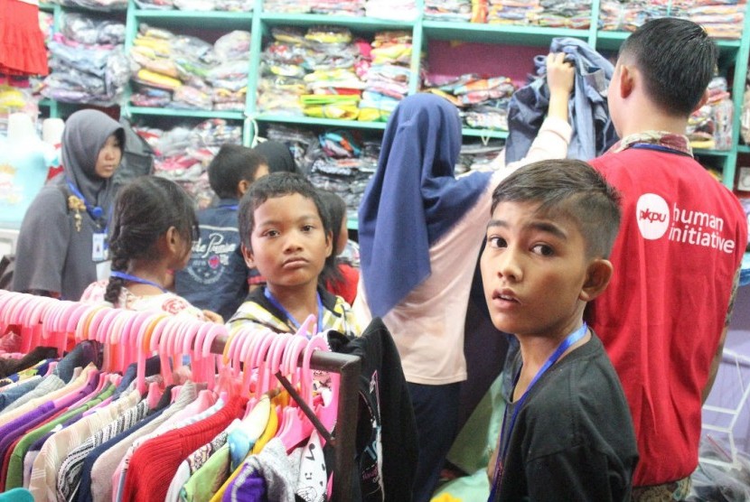 Anak-anak yatim di Bengkulu berbelanja baju melalui program 'Baju Baru' PKPU.