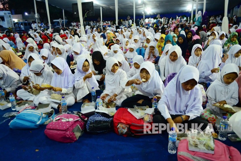 Pahala Bersedekah Untuk Anak Yatim Di Bulan Muharram Republika Online