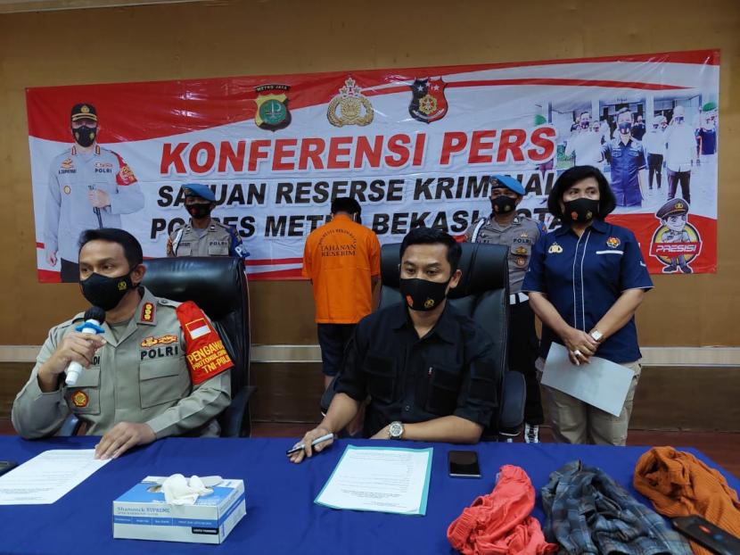 Anak anggota DPRD Kota Bekasi, AT (21), tersangka kasus persetubuhan anak di bawah umur dan dugaan perdagangan orang dirilis oleh Polres Metro Bekasi Kota, Jumat (21/5).