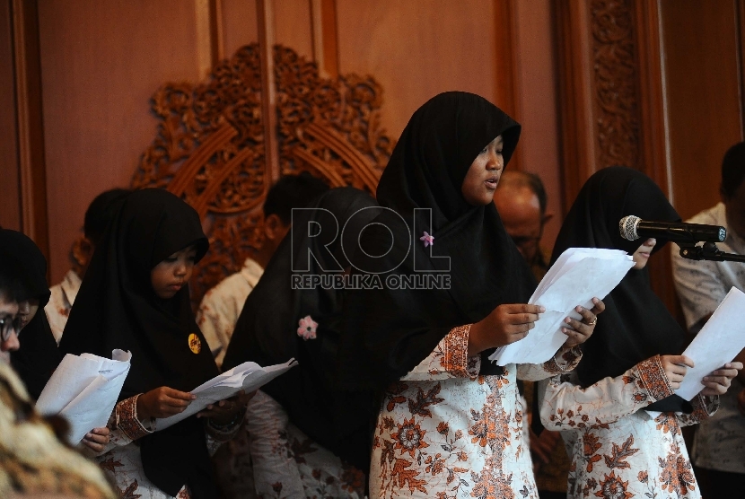 Anak asuh dari Rumah Yatim membacakan puisi saat silaturahim ilmiah di Wisma Habibie Ainun, Jakarta, Rabu (15/4). (Republika/ Tahta Aidilla)