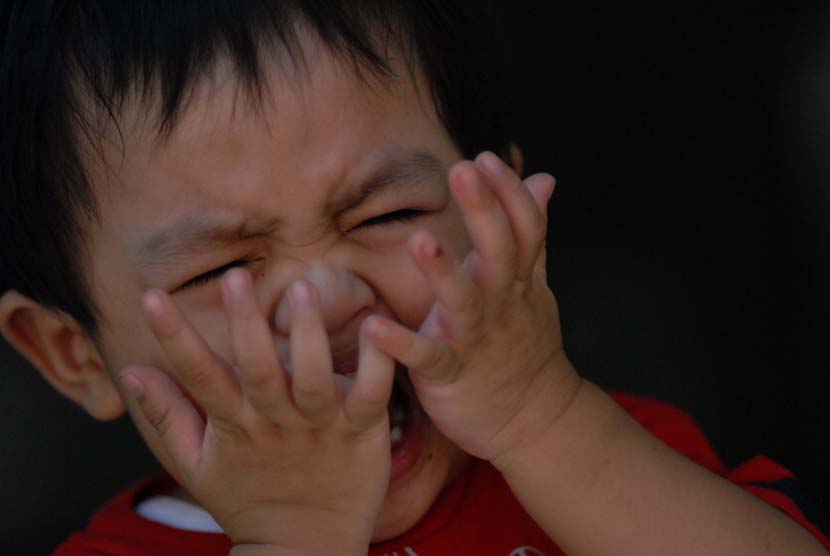 Anak sedang tantrum (ilustrasi). Ketika anak tantrum, orang tua perlu meregulasi emosinya dulu agar bisa memberikan respons yang lebih bijaksana.