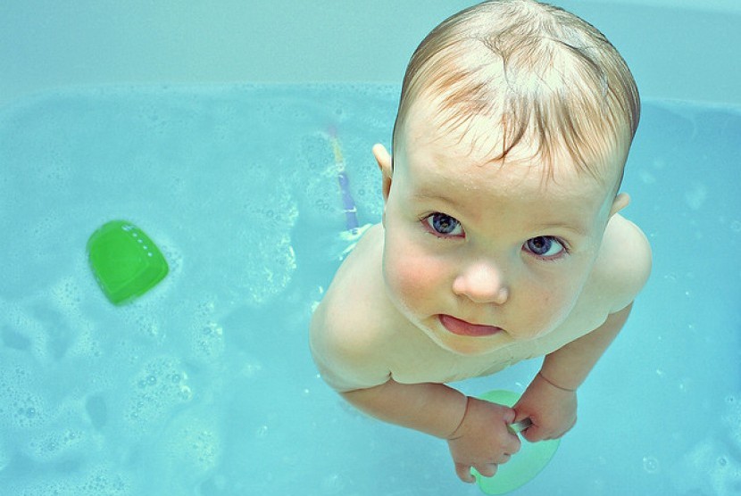 Anak belajar berenang (ilustrasi). Meski terasa menyenangkan, berenang ternyata bisa menimbulkan berbagai penyakit.