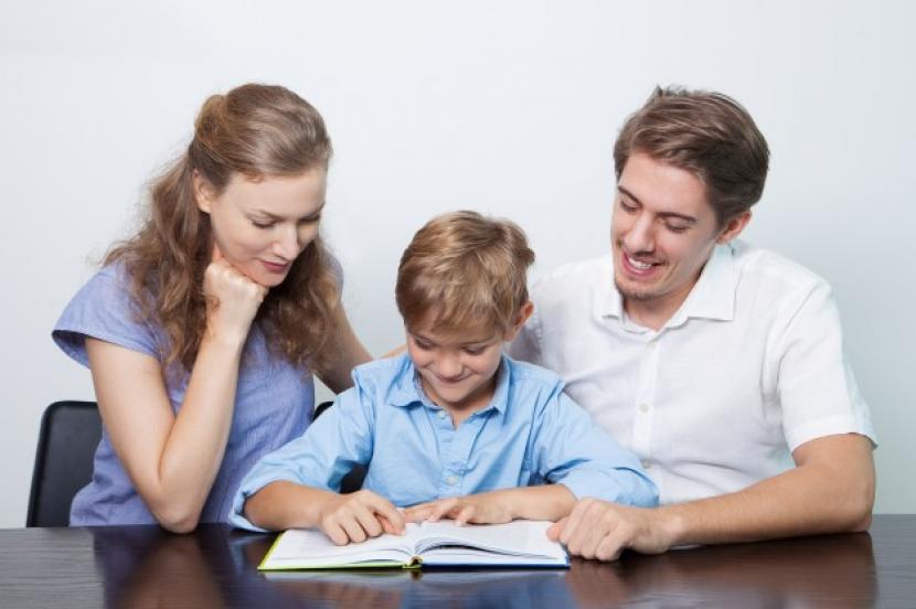 Anak belajar bersama orang tua di rumah (ilustrasi).