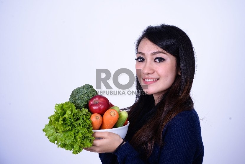 Anak belajar makan sehat dengan melihat kebiasaan makan yang dilakukan orang tuanya. Ibu dan ayah harus juga mau makan sehat jika ingin anaknya melakukan hal serupa.