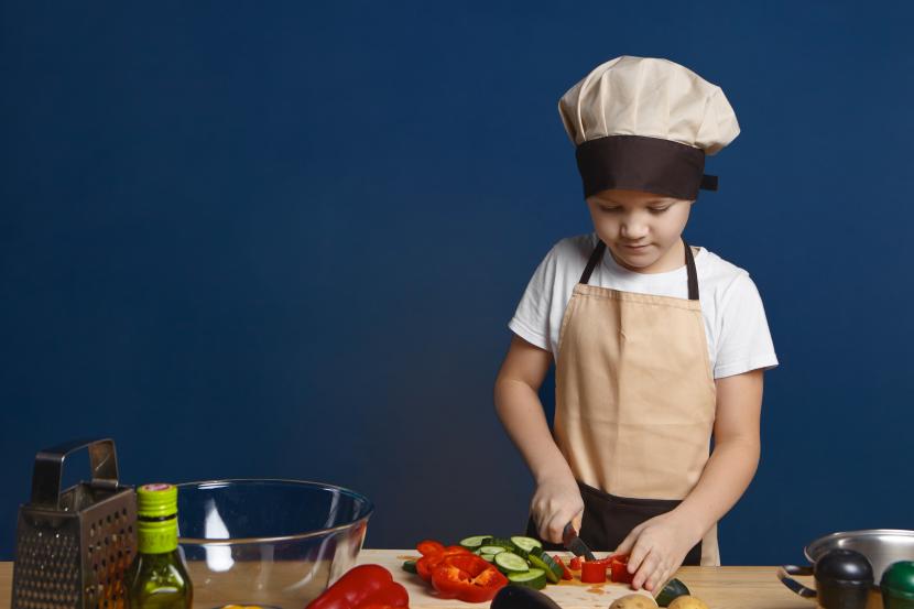 Anak belajar memasak (ilustrasi). Ada beberapa cara yang bisa dilakukuka orang tua agar anak senang memasak.