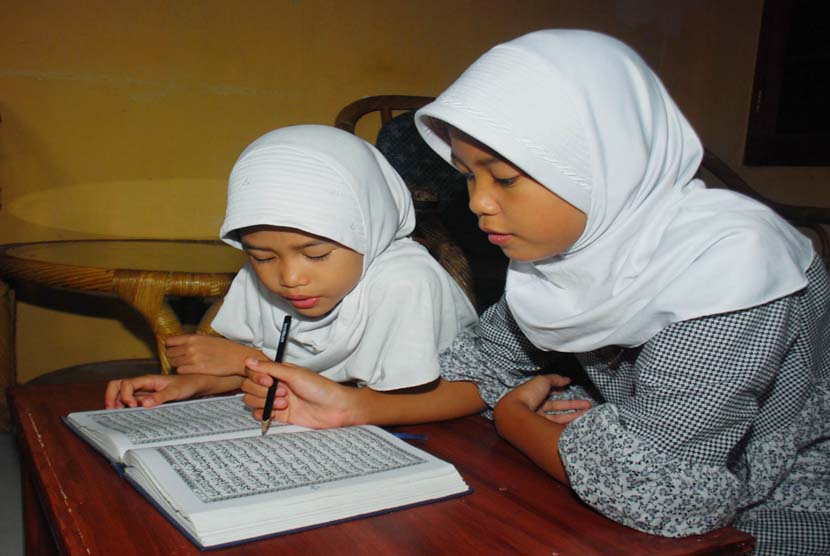Mendidik anak harus disesuiakan dengan perkembangan usia dan mentalnya.Anak Belajar Mengaji dan membaca Alquran (ilustrasi).