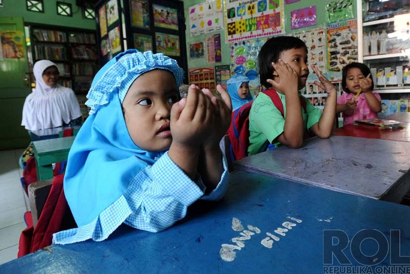 Siswa Pendidikan Anak Usia Dini (PAUD) Seruni Indah belajar di bangunan majelis taklim swadaya masyarakat, Kalijodo, Jakarta, Selasa (16/2).