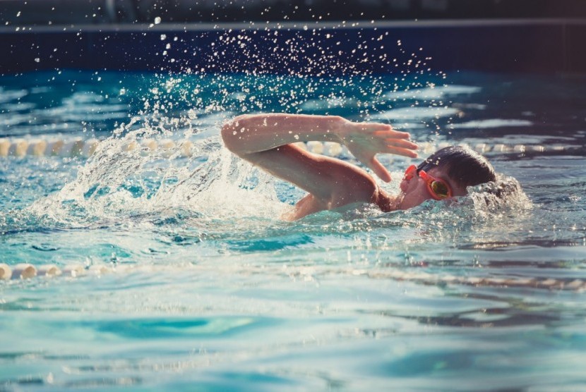 Dokter jelaskan manfaat berenang bagi anak-anak dan di usia berapa direkomendasikan. Ilustrasi.