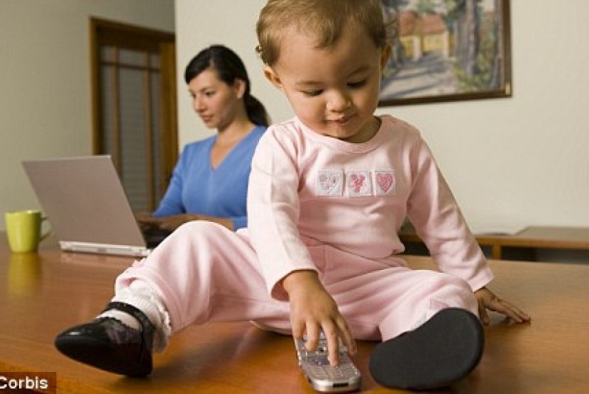Anak bermain games di ponsel (Ilustrasi). Ayah dan ibu bisa memanfaatkan video games untuk memahami kemampuan berpikir anak.