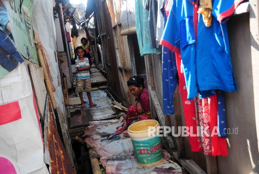 Anak bermain di kawasan pemukiman kumuh. (ilustrasi)