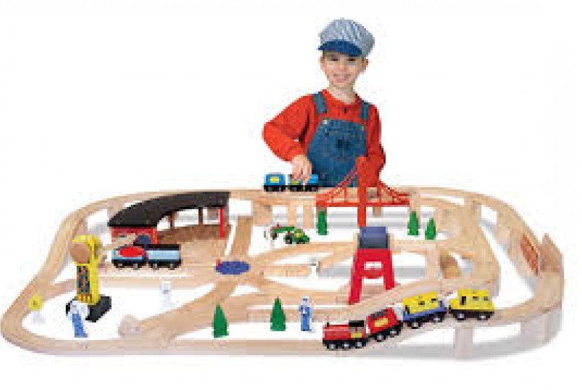 Anak bermain kereta api
