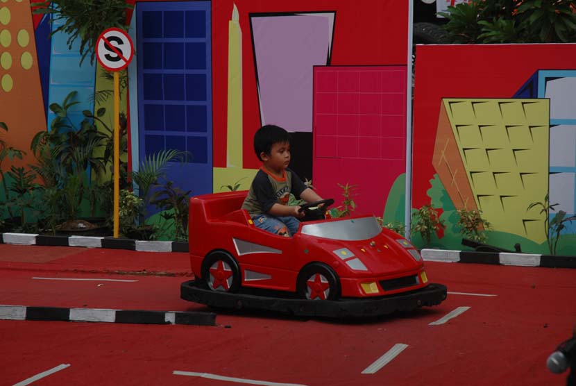 Anak bermain mobil mobilan (ilustrasi).