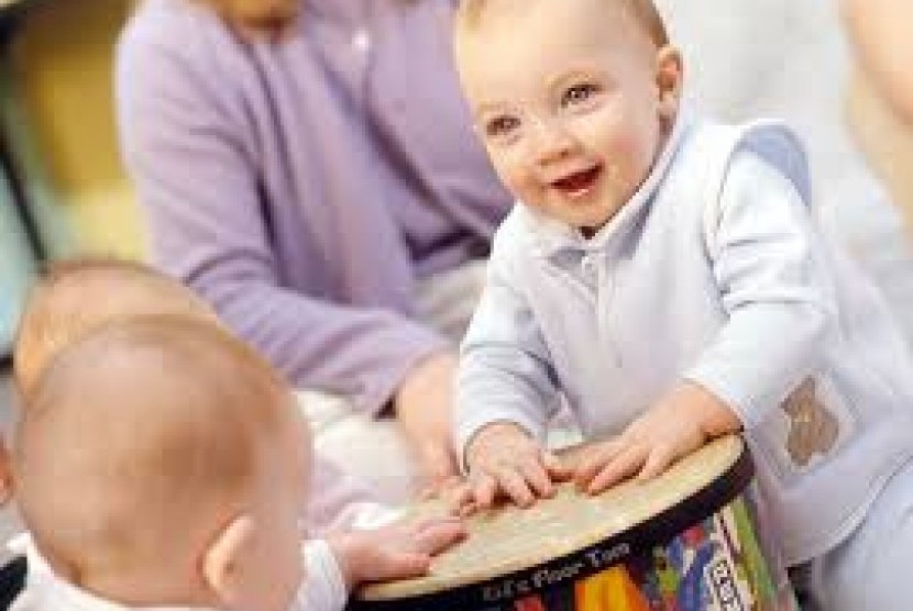 Anak bermain musik