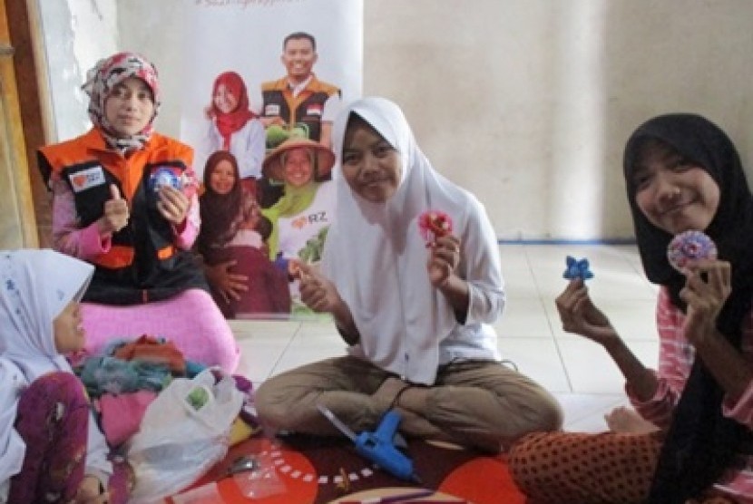 Anak binaan Rumah Zakat ketika melakukan praktik kewirausahaan di Cimahi, Jawa Barat, Sabtu (8/7).