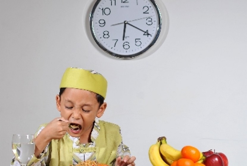 Anak bisa senang makan buah dan sayur karena dibiasakan sejak kecil menyantap buah dan sayur.