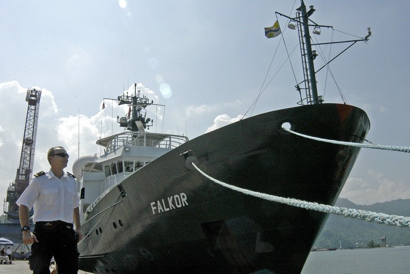 Anak buah kapal berjaga di dekat kapal riset Falkor milik Schmidt Ocean Institut yang digunakan untuk penelitian 