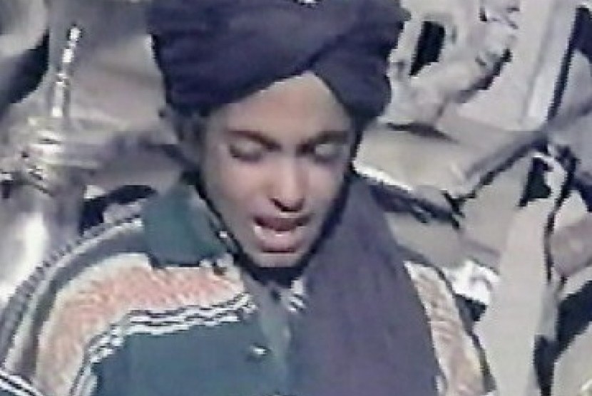 Anak bungsu Usamah bin Ladin, Hamza bin Ladin saat membacakan puisi di Al-Jazeera 2001