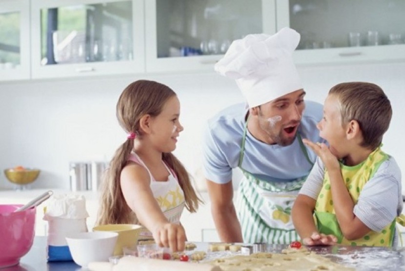 Ada banyak manfaat dari aktivitas menyiapkan makanan bersama anak-anak.