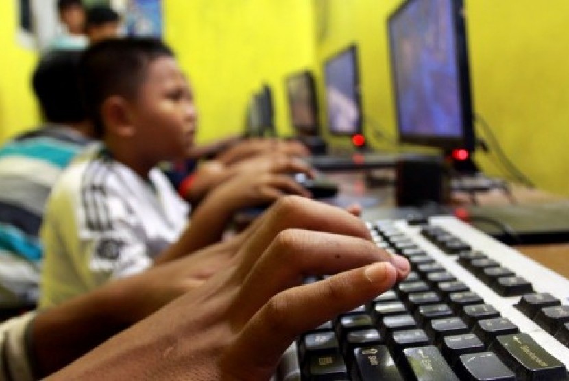 Kementerian Pemberdayaan Perempuan dan Perlindungan Anak (Kemen PPPA) mengungkapkan 66,6 persen anak laki-laki dan 62,3 persen anak perempuan di Indonesia menyaksikan kegiatan seksual (pornografi) melalui media daring (ILUSTRASI).