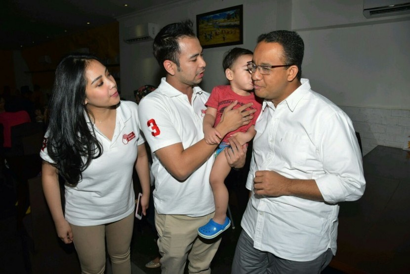 Anak dari pasangan artis, Raffi Ahmad-Nagita Slavina, Rafatar mencium pipi calon Gubernur DKI Jakarta, Anies Baswedan, Senin (30/1).