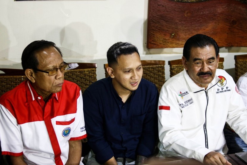 Anak dari pelawak Nunung Srimulat, Bagus Permadi (tengah) didampingi Ketua Gerakan Peduli Anti Narkoba (GPAN), Brigjen Pol Siswandi (kanan) dan pelawak Tarzan (kiri) memberikan keterangan pers terkait kasus narkoba pelawak Nunung di Jakarta, Sabtu (20/7/2019).