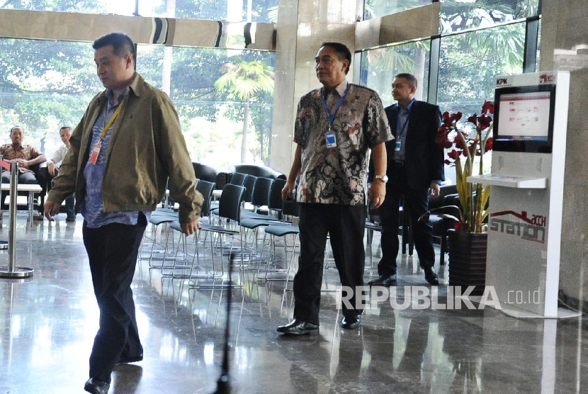 Anak dari Sugianto Kusuma alias Aguan, Richard Halim Kusuma (kiri) berjalan saat akan memenuhi pemanggilan pemeriksaan sebagai saksi di kantor KPK, Jakarta, Selasa (21/6). (Republika/ Tahta Aidilla)