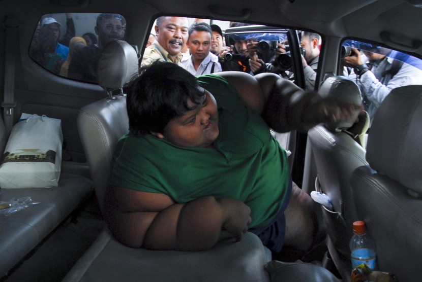 Anak dengan severe obesity atau kegemukan ekstrem, Arya Permana, berusaha masuk ke dalam mobil usai menjalani pemeriksaan kesehatan di Rumah Sakit Hasan Sadikin (RSHS) Bandung, Jawa Barat, Senin (25/7). 