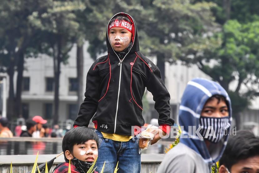 Anak di bawah umur mengikuti aksi tolak UU Cipta Kerja di kawasan Patung Kuda, Jakarta.