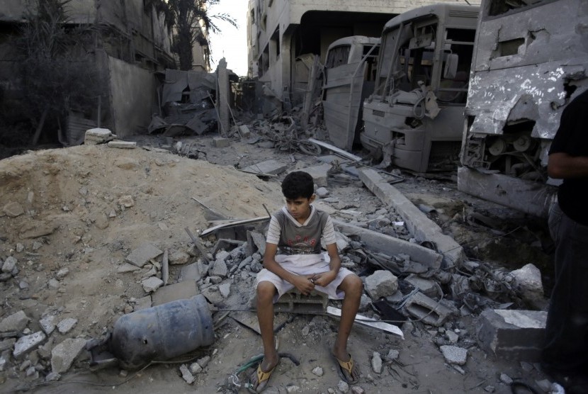 Anak di Jalur Gaza di antara reruntuhan puing akibat serangan militer Israel.