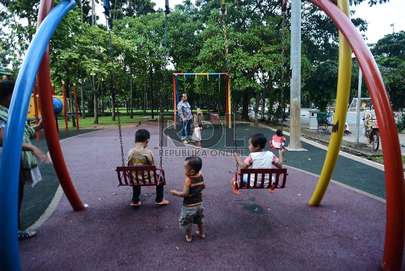 Anak main ayunan di taman bermain. (Ilustrasi)