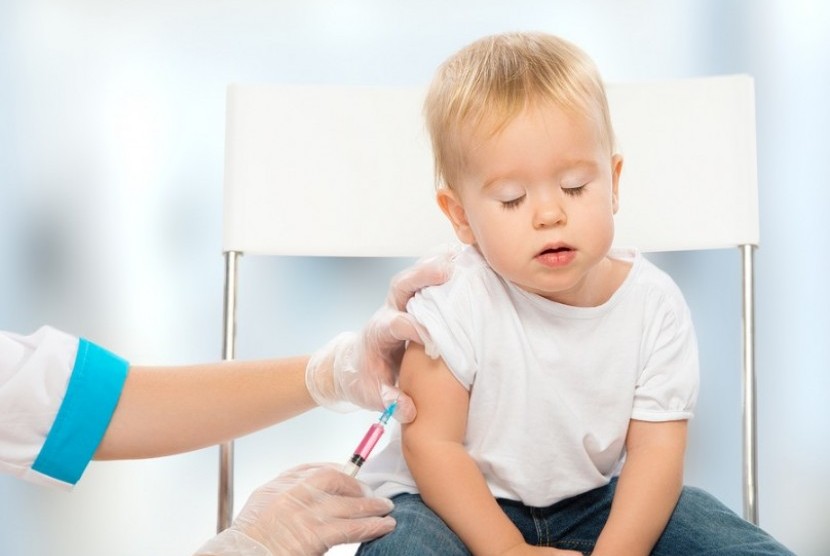 Anak diimunisasi dengan vaksin (ilustrasi) 