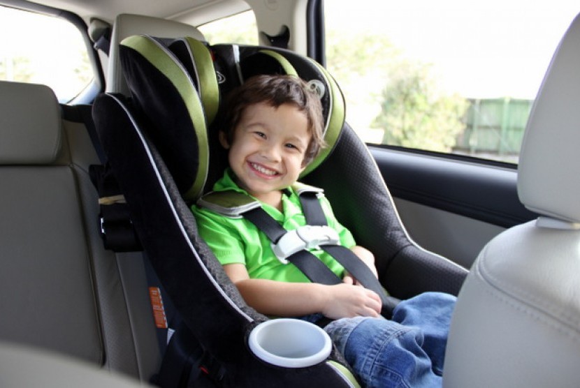 Anak duduk di car seat saat dalam mobil.