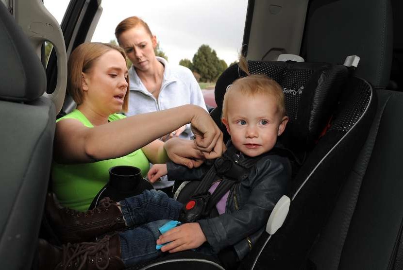 Anak duduk di kursi khusus anak saat di mobil atau car seat.