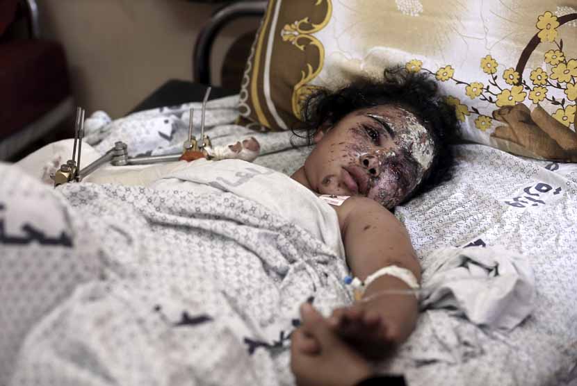 Anak Gaza berusia sembilan tahun, Hanen Al Bakri, menerima perawatan di Rumah Sakit Al Shifa, Gaza, Palestina.
