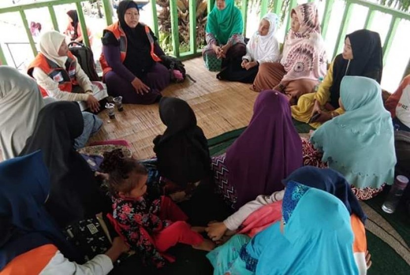 Anak Juara binaan Rumah Zakat Medan wilayah Medan Marelan mengunjungi Danau Siombak. 