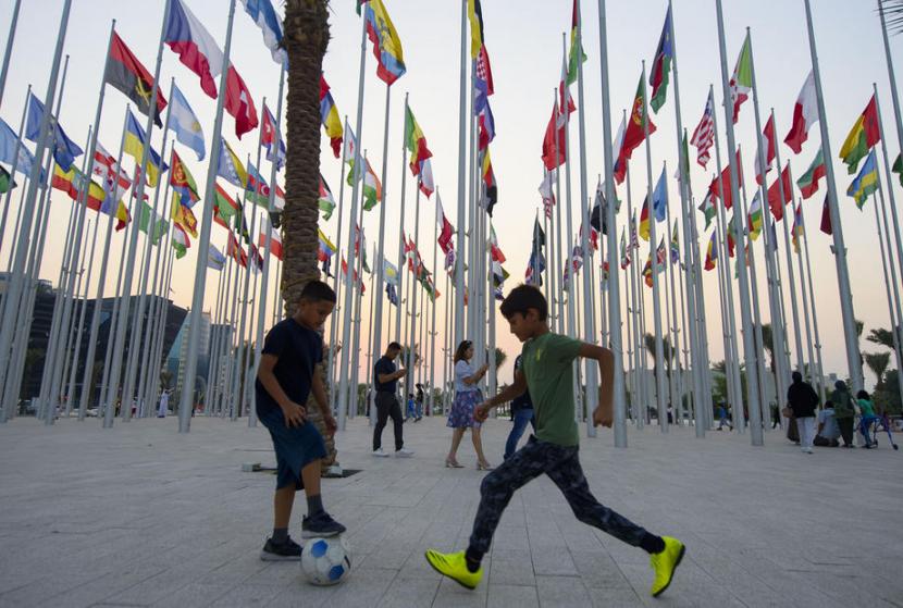 Anak kecil bermain bola di Flag Plaza di Doha, Qatar, pada 20 Oktober 2022. 