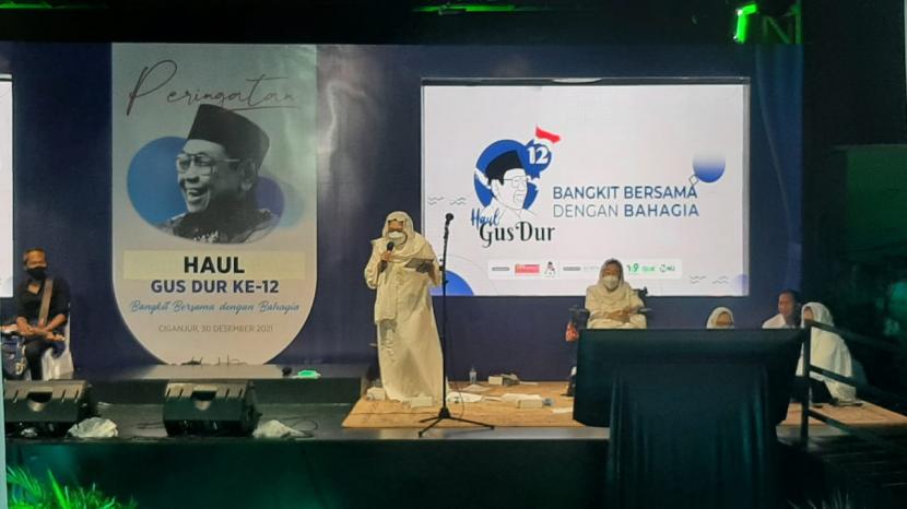 Yenny Wahid: Santriwati Jadi Penggerak Ekonomi Digital dari Desa. Foto: Anak kedua Gus Dur, Yenny Wahid, memberikan sambutan dalam acara Haul Ke-12 Gus Dur di kediamannya, Ciganjur, Jakarta Selatan, Kamis (30/12) malam. 