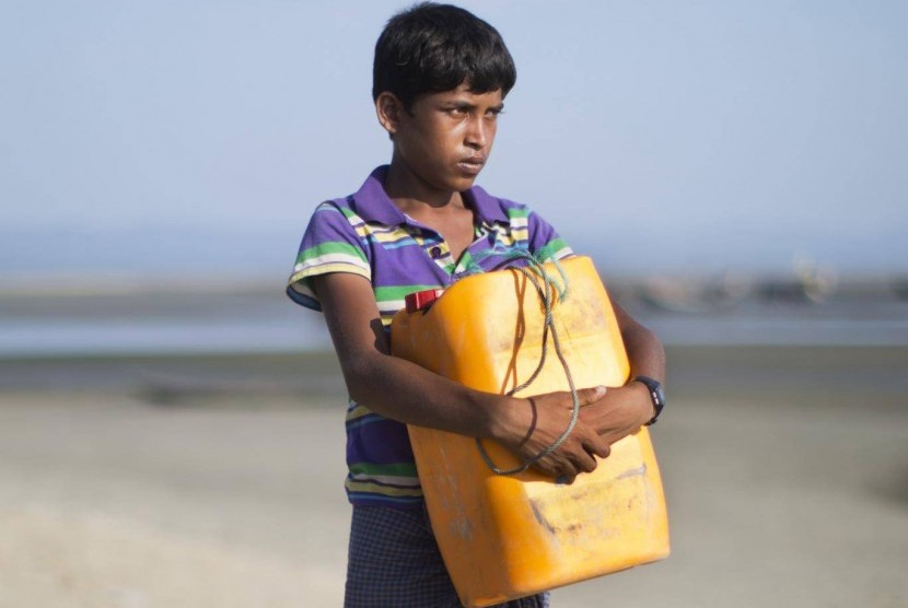 Anak laki-laki Rohingya Nabi Hussain yang menyelamatkan diri dari tentara Myanmar dengan berenang dengan jeriken.