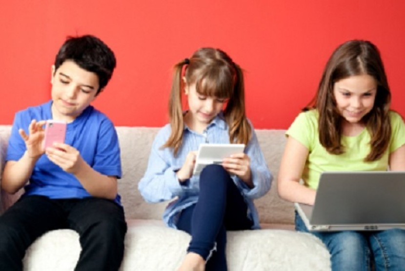 Orang tua dianjurkan meminimalisasi waktu layar anak kendati teknologi memberikan banyak manfaat bagi anak dan orang tua./ Ilustrasi