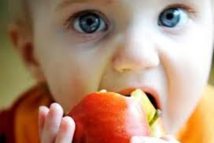 Anak makan buah