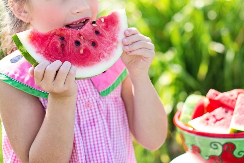 Anak makan buah