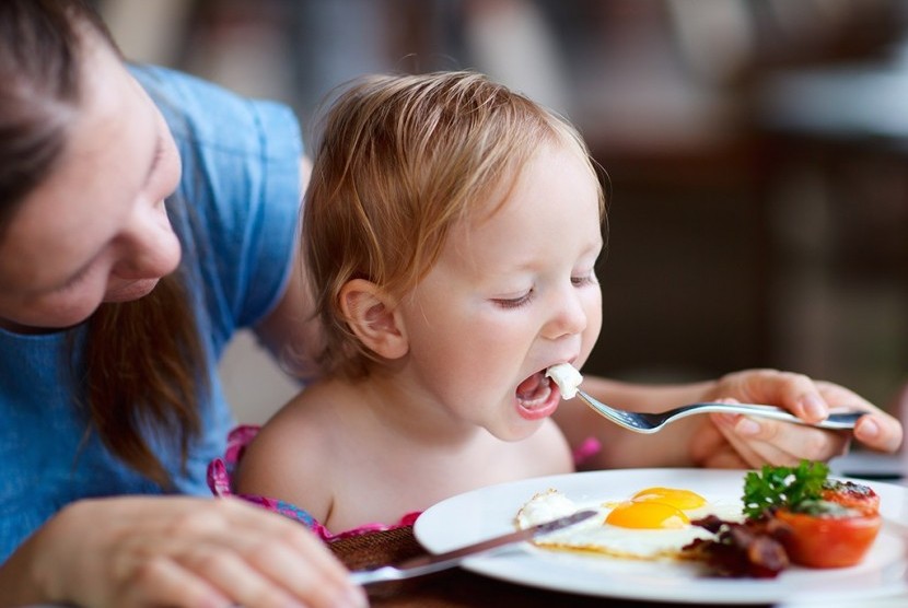 Anak makan telur 