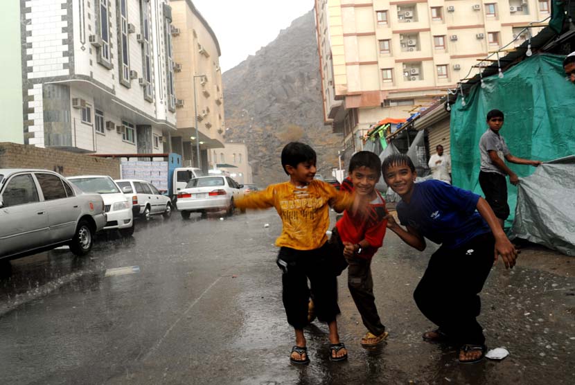 Anak-anak mandi hujan (ilustrasi)